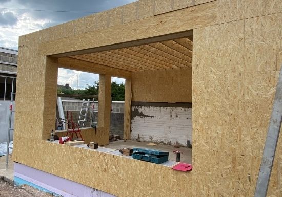 De zelfbouw van een bijgebouw aan een huis in houtskeletbouw